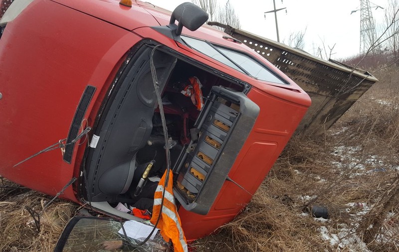 Un mort și doi răniți după ce un vehicul-platformă s-a răsturnat la marginea municipiului Ploiești| FOTO
