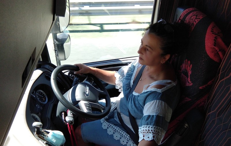 INTERVIU. Adriana Mureșan, șoferița de camion care salvează românii ajunși în situații disperate: „Sunt momiți pe TikTok și Facebook cu locuri de muncă și apoi ajung sclavi”