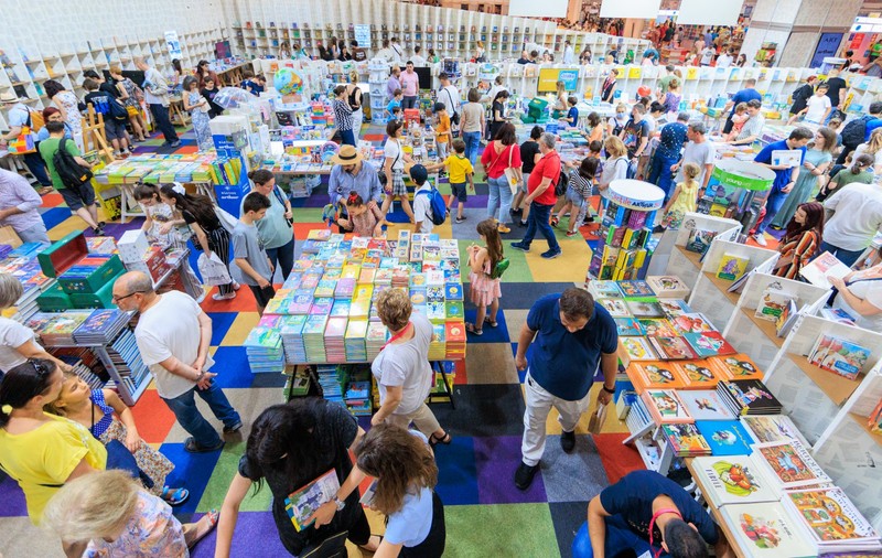 Editurile au remarcat mai mulți copii și tineri prezenți. Au vândut mai multe cărți, chiar dacă s-au scumpit. Surprizele Bookfest 2022