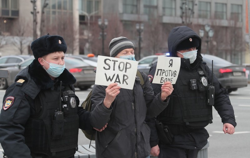 Peste 1.700 de oameni arestați în Rusia, pentru că au manifestat împotriva războiului pornit de Putin
