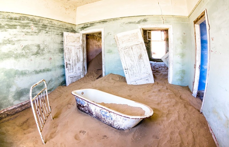 Casă abandonată, plină de nisip, în orașul fantomă Kolmanskop din Namibia | Foto: 123rf.com