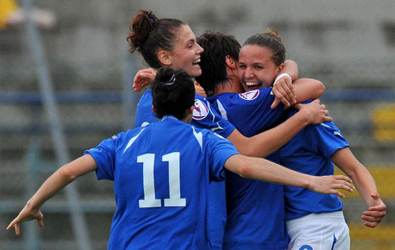 SCANDAL URIAŞ. Un om important din federaţie susţine că fotbalistele sunt "lesbiene"!