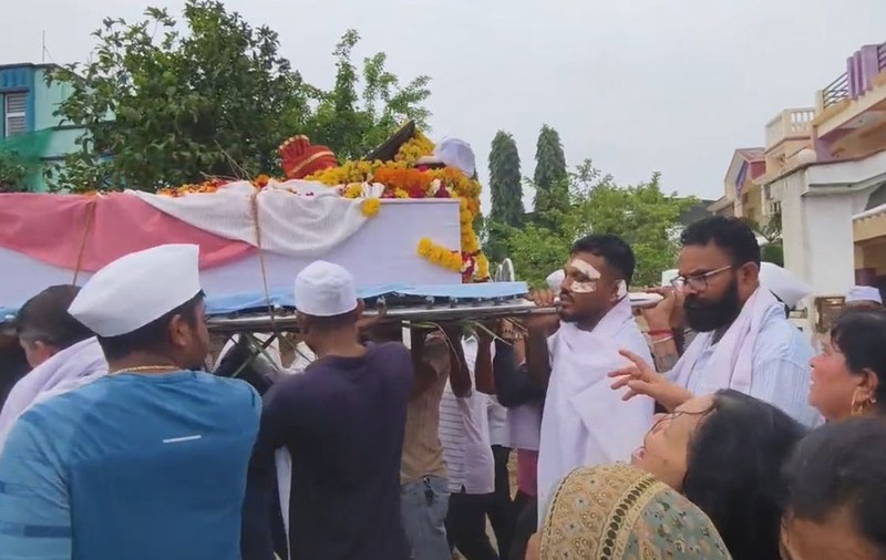 Supraviețuitorul accidentului Air India își poartă fratele în sicriu, în timp ce ancheta vizează sistemele de urgență