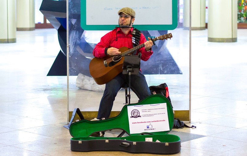 Amendat pentru că este artist de stradă. Dar iată cum le închide gura cu Legea în față | VIDEO