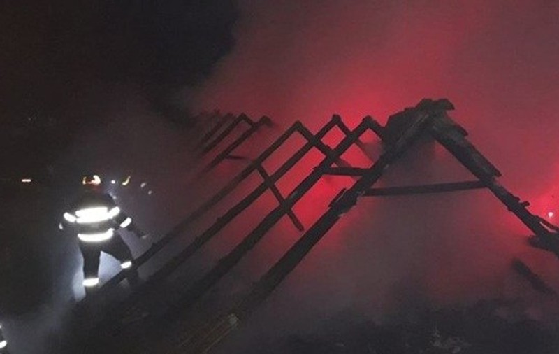 Un copil de 7 ani din Reghin a murit, iar fratele lui este în stare gravă, după ce casa în care locuiau a fost cuprinsă de flăcări