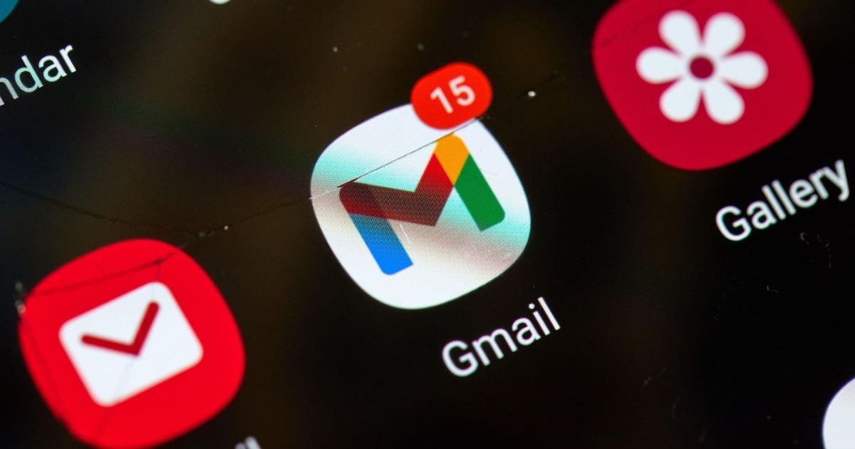 Logo-ul Google Mail, emoticonul aplicației Gmail pe un telefon mobil, pe fundal negru