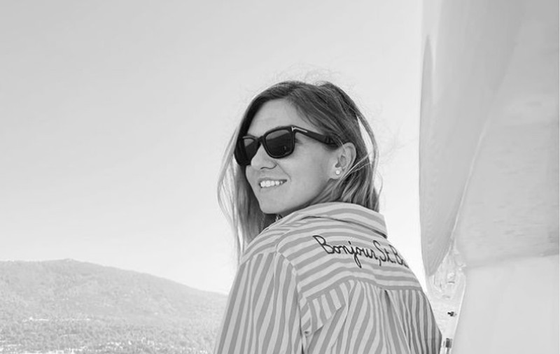 Fotografie rară cu Simona Halep, de ziua ei. Poartă o rochie de 1.500 de euro și e înconjurată de buchete de flori