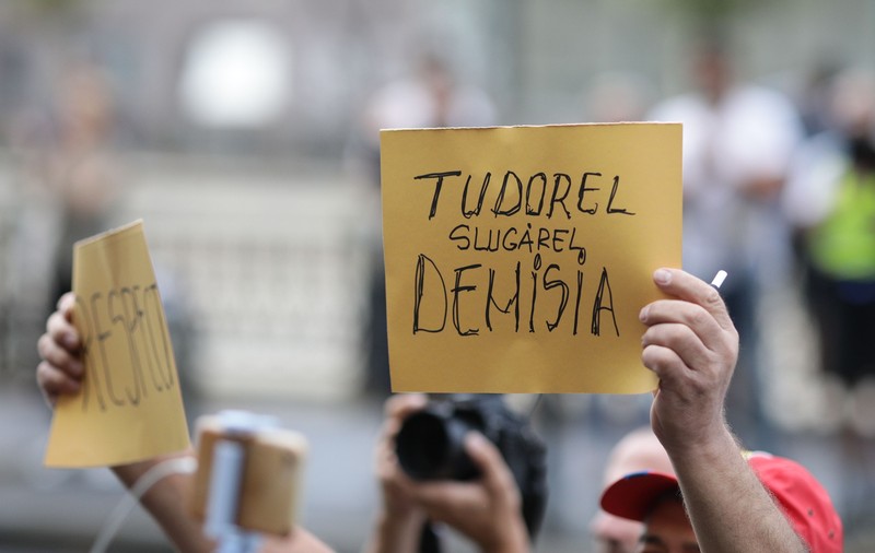 A doua zi de proteste în Piața Victoriei, după propunerea de revocare a procurorului general. „Tudorel, afară din Guvern”