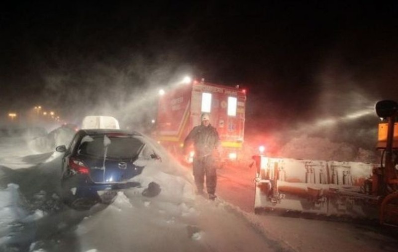 Pompierii intervin cu utilaje grele în județele afectate de viscol. Sunt pregătite și autovehicule şenilate