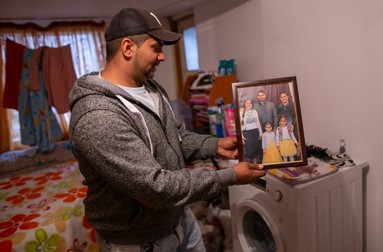 Cătălin ne arată mândru o fotografie cu familia lui