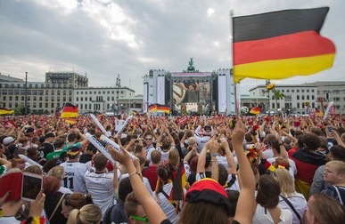 Sute de mii de oameni așteaptă să se bucure alături de Thomas Mueller și ai săi. Foto: EPA