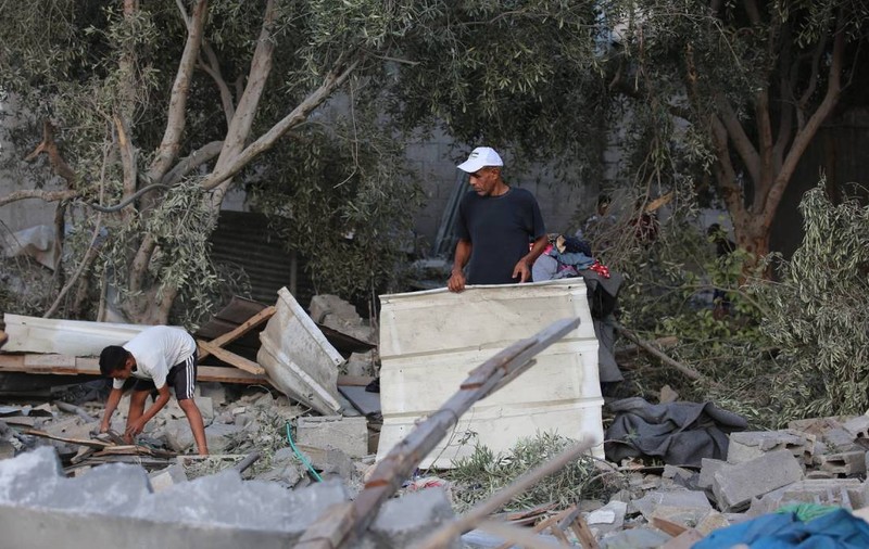 Cel puțin 10 persoane, inclusiv șase copii, au murit în timp ce stăteau la coadă la apă în Gaza și au fost bombardate de armata israeliană