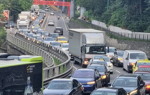 Cozi uriașe la intrarea în Sinaia. Trafic bară la bară pe DN1
