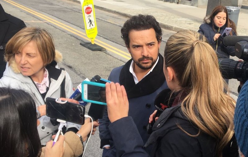 Actorul care îl joacă pe "El Chapo" în serialul "Narcos" s-a dus la procesul traficantului de droguri / VIDEO