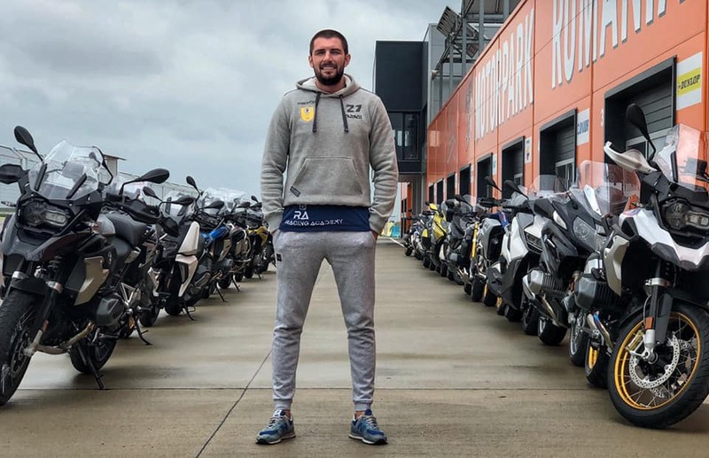 Cătălin Cazacu nu face sport doar la sală, ci și acasă: urcă 10 etaje cu plasele de cumpărături