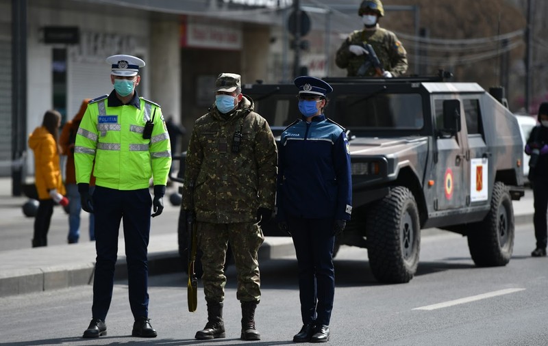 Galerie FOTO. Armata e în stradă, alături de poliție. Controale în trafic ca să determine oamenii să stea acasă