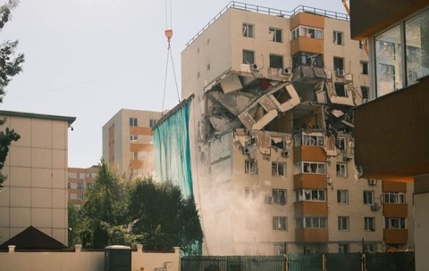 A început demolarea blocului din Rahova care a explodat anul trecut. Sursă foto: Facebook /Ionuț Petianu.