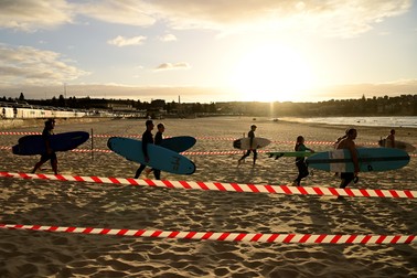 Sydney, Australia, 28 Aprilie 2020. Surferii australieni au păstrat distanța de doi metri în drumul lor către valuri EPA-EFE/JOEL CARRETT AUSTRALIA AND NEW ZEALAND OUT
