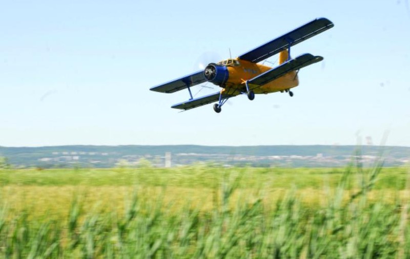 UPDATE: Un avion de mici dimensiuni a aterizat forţat în județul Iași. Doi bărbați aflați la bord au scăpat cu viață