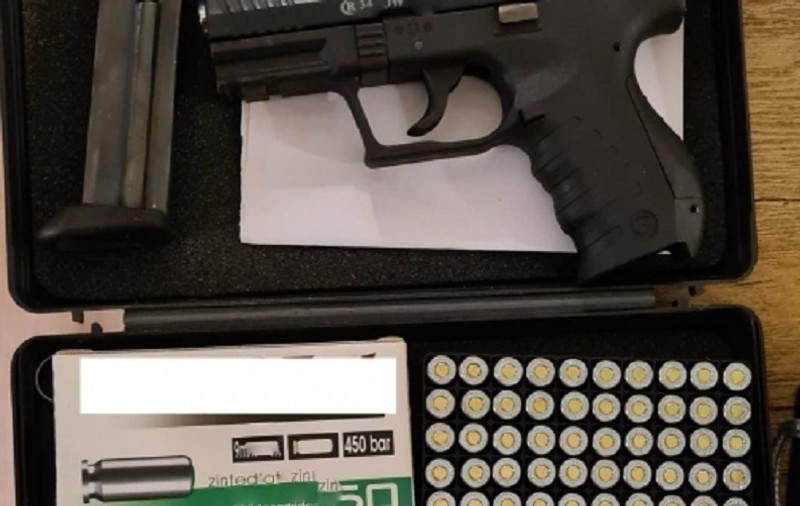 Polițiștii au confiscat 10 arme, 3 arbalete și aproape 9.500 de cartușe de la două persoane din Bihor