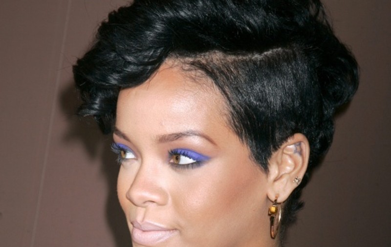 Rihanna tatuează ilegal
