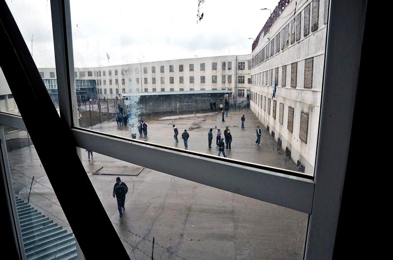 Curtea interioară a unei închisori de mare securitate. Foto Hepta