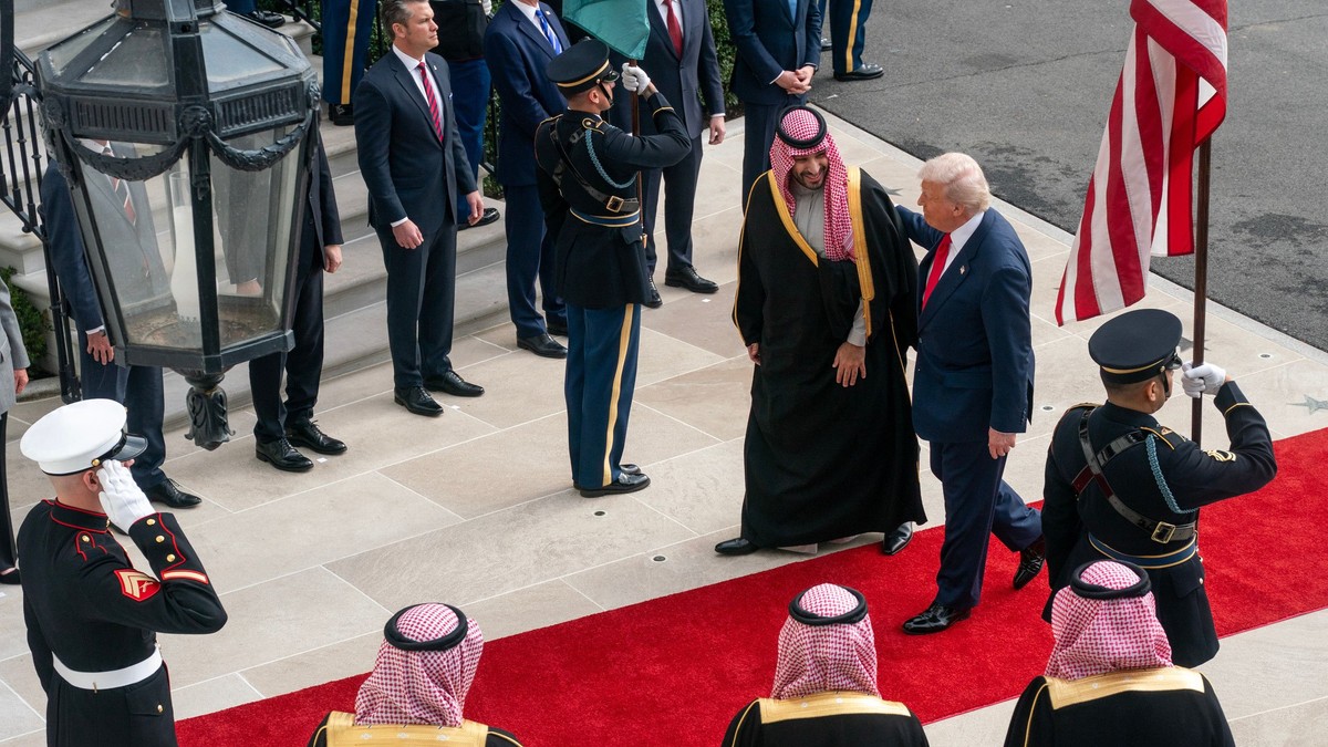Donald J. Trump îl întâmpină pe prințul moștenitor saudit Mohammed bin Salman la Casa Albă din Washington, DC, SUA, pe 18 noiembrie 2025.