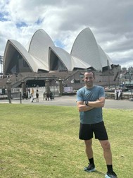 Andrei Mihai lângă Opera din Sydney. Foto: arhivă personală