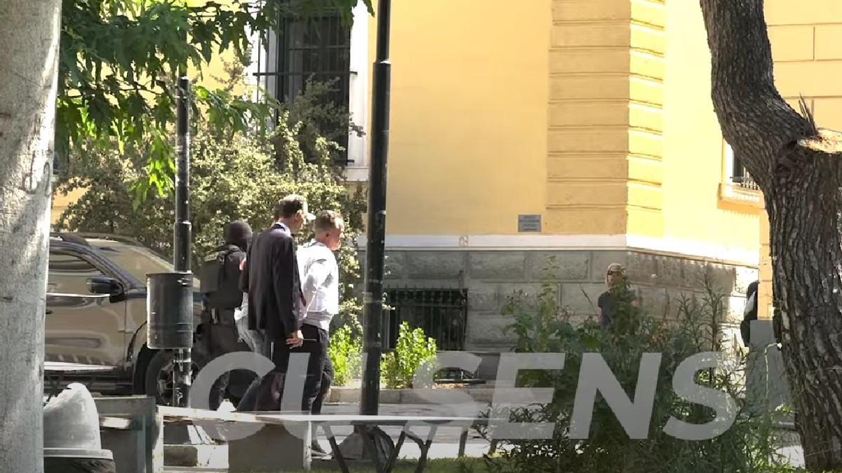 Vladimir Plahotniuc, adus în cătușe în instanța din Grecia Captură cusens.md