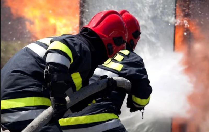 Incendiu într-un bloc din Lugoj: 20 de persoane au fost evacuate