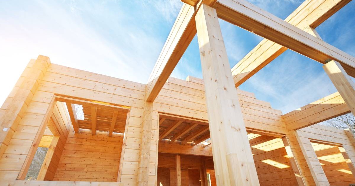 Construirea unei case din lemn pe șantier intr-o zi cu soare