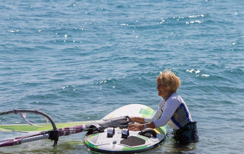 VIDEO | O femeie de 82 de ani, din Grecia, face windsurfing. Ea a intrat în Cartea Recordurilor