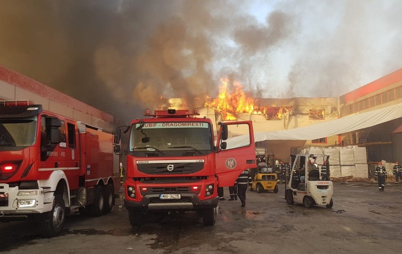 VIDEO | Incendiu puternic la două hale din Bragadiru