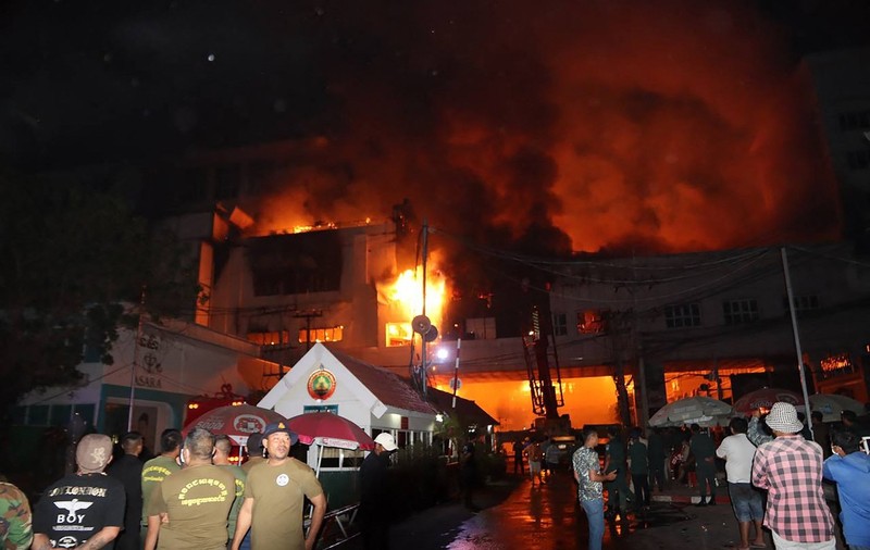 Incendiu puternic la un hotel cazinou din Cambodgia. Cel puţin 10 persoane au murit. VIDEO