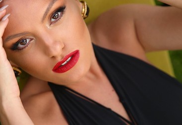 Alexandra Stan, de nerecunoscut după ce a apelat la un machiaj profesional