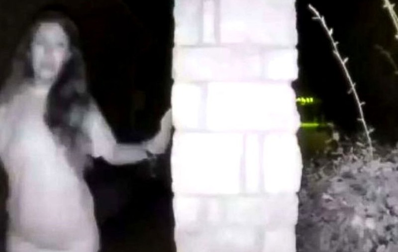 VIDEO | Femeia căutată de poliție după ce a sunat în mijlocul nopții la mai multe sonerii a fost găsită. Iubitul ei s-a împușcat în cap