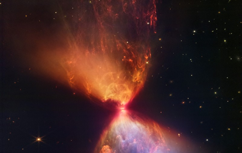 Imagini cu „clepsidra celestă”, formată de o stea embrionară, surprinse de telescopul spațial James Webb