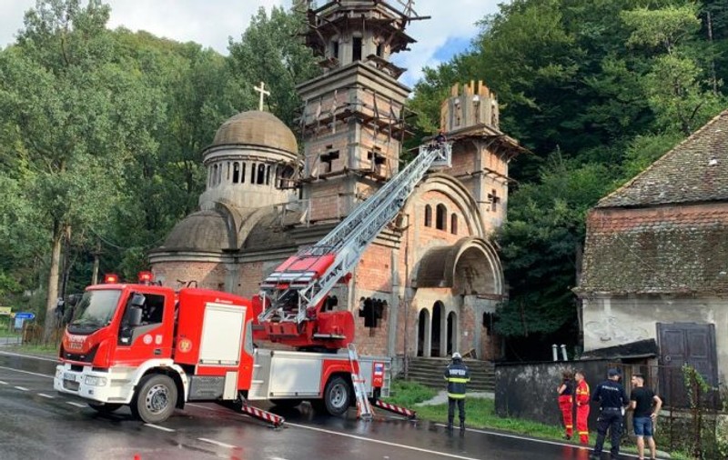 Un muncitor din Sibiu a murit după ce a căzut de pe cupola unei biserici