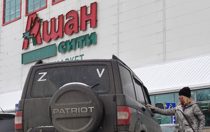 Filiala din Rusia a companiei franceze Auchan, acuzată că a aprovizionat soldații ruși trimiși în Ucraina
