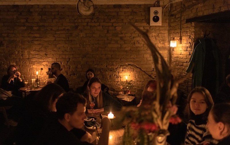 Viața în Kievul rămas fără curent electric și semnal la telefon, în timp ce ninge: „Cu soția, seara, este o atmosferă romantică la lumina lumânărilor”