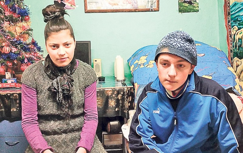 Singuri pe lume le e mai bine | În prag de Crăciun, doi fraţi au fost la un pas de a fi aruncaţi în stradă chiar de mama lor