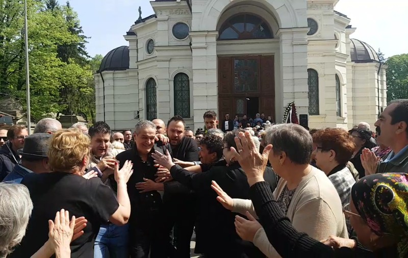 Gestul neașteptat făcut de oameni atunci când Gigi Becali a ajuns la înmormântarea Ionelei Prodan. S-a întâmplat în biserică