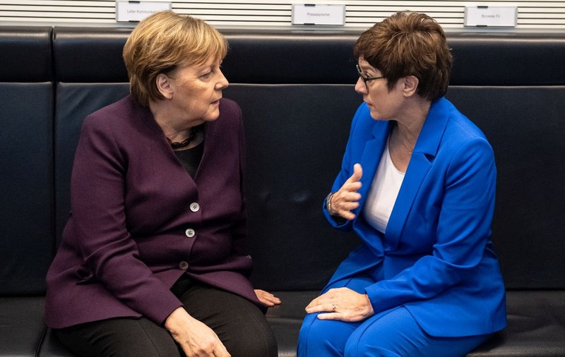 Lovitură de teatru în Germania. Protejata lui Merkel renunță la șefia partidului și la candidatura pentru postul de cancelar