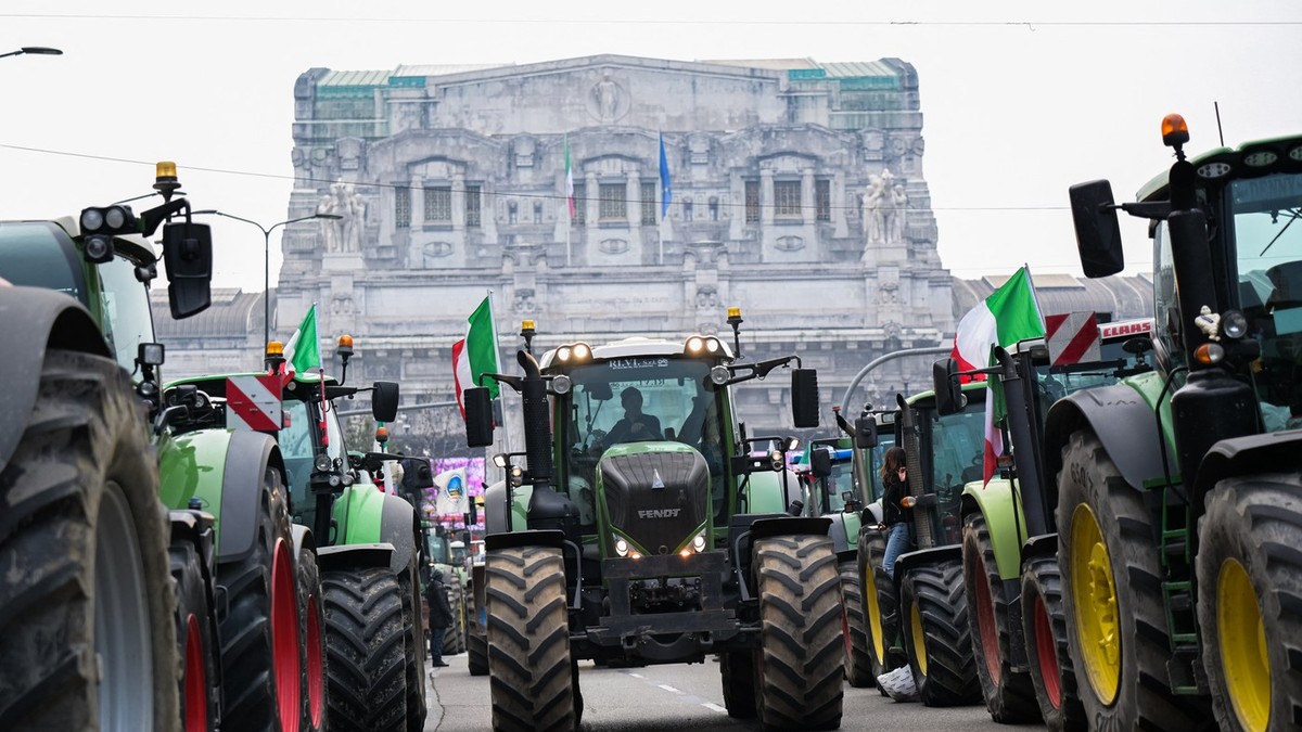 Tractoare în centrul orașului Milano, în semn de protest față de acordul UE - Mercosur Foto: Profimedia