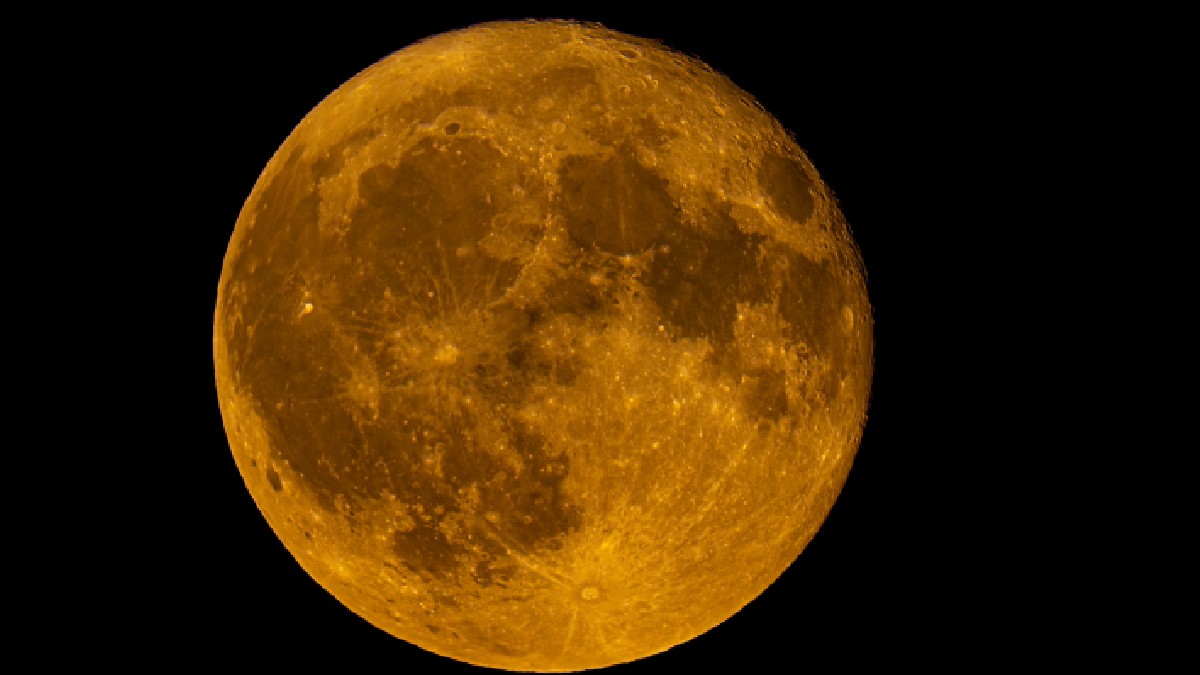 Luna Cerbului strălucind în portocaliu din cauza condițiilor atmosferice deasupra orașului Ottawa, Canada