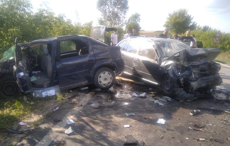 Accident grav la Vaslui. Cinci persoane rănite și trei autoturisme distruse după o depășire ratată