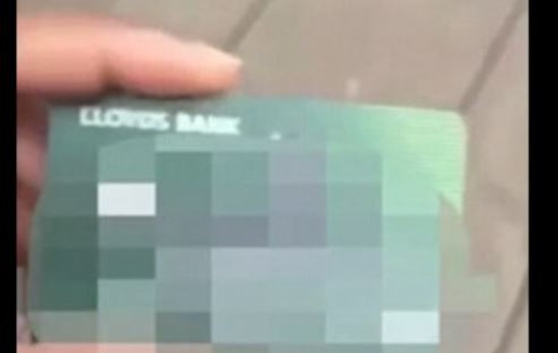 VIDEO | O femeie din Londra a găsit un card contactless pe stradă și s-a filmat când a cumpărat haine și mâncare