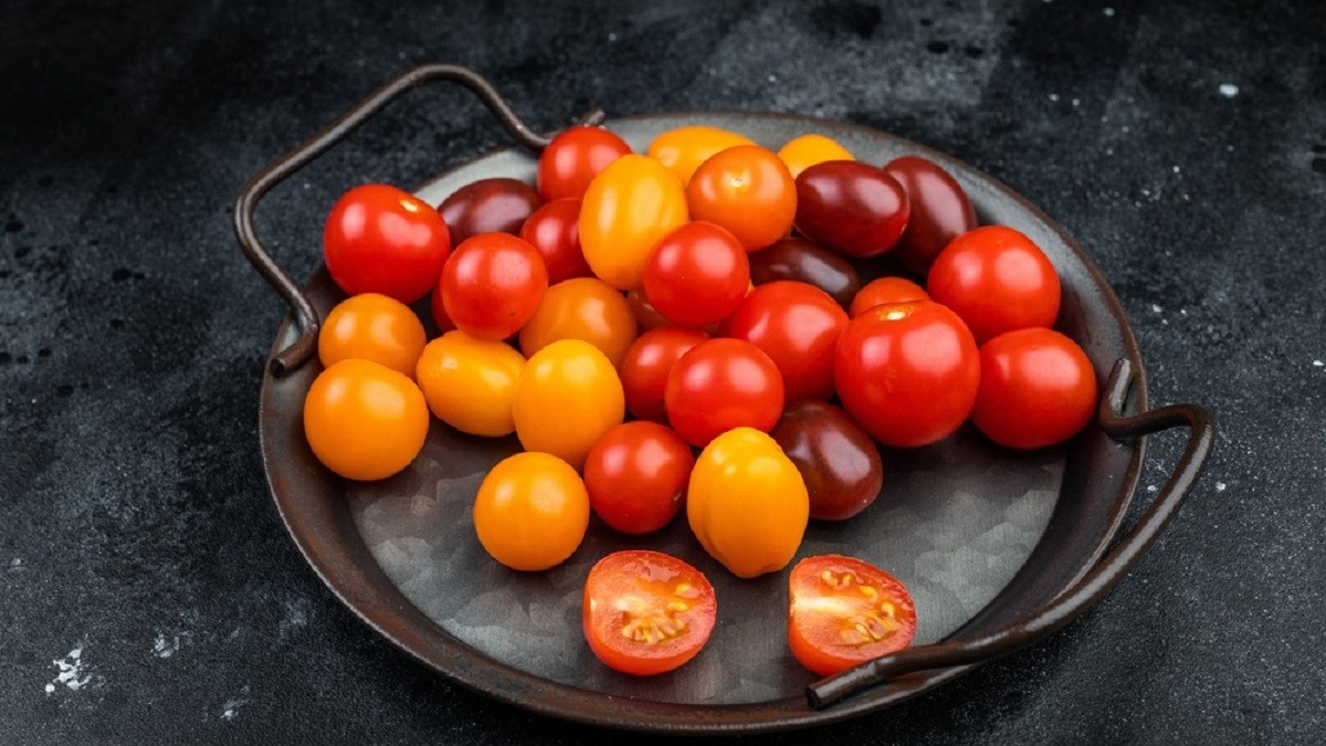Roşii cherry – origine, proprietăţi. Cum se deosebesc de roşiile obişnuite - Imagine cu o tavă de metal pe care se află roşii cherry de diferite culori