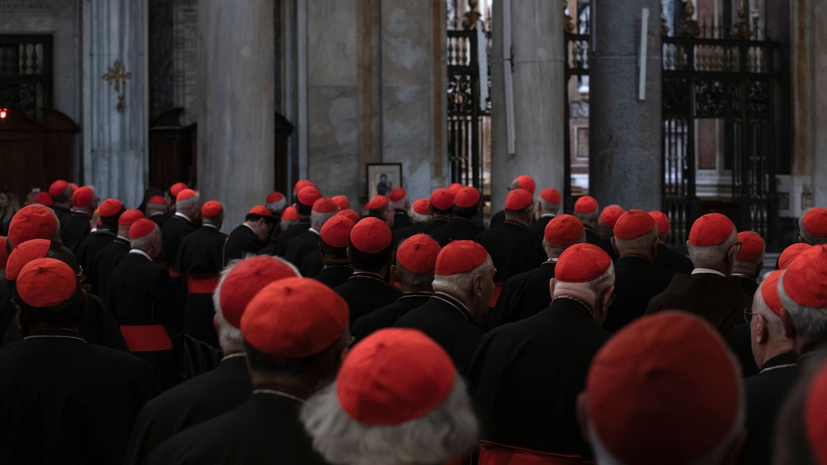 Cardinali prezenți la Bazilica Santa Maria Maggiore , Roma, pentru a-i aduce un omagiu Papei Francisc, pe 27 aprilie 2025