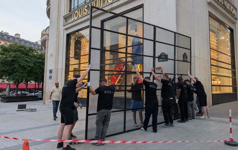 Magazinele de pe Champs-Élysées, baricadate cu gratii, geamuri extra sau scânduri, înainte cu câteva ore de finala Ligii Campionilor 2026: „Nu vrem să retrăim anul 2018”